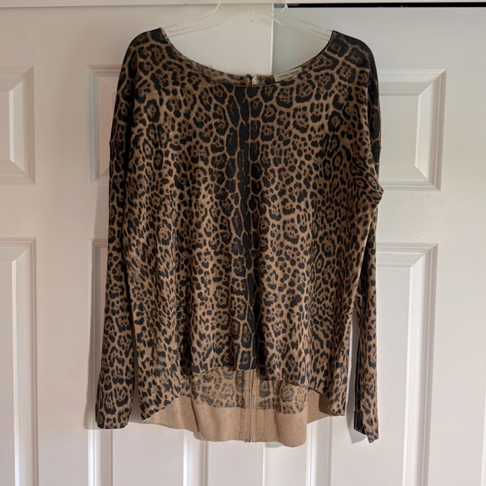 BEAUTIFUL leopard print sweater with zipper detail. XL.